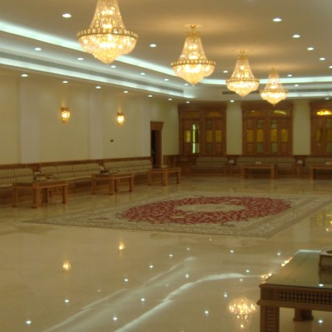 أرضية فاخرة فاتحة اللون مصنوعة من أجود أنواع الرخام